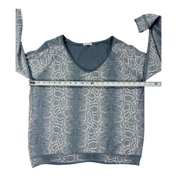 Made In Italy Size  M Woman Snakeskin Print V-Neck Long Sleeve Sweater - Picture 4 of 7